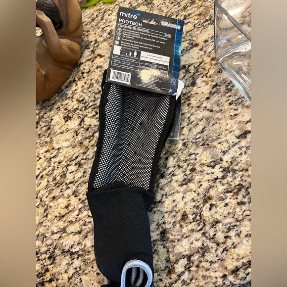 Mitre Protech Shinguards, size L - Picture 2 of 4